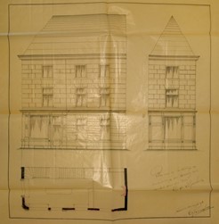 <p>Tekening behorend bij een bouwaanvraag uit 1896 betreffende het hoekhuis Kamperstraat 34. Het plan betrofo.a. het verhogen van het pand en het aanbrengen van een winkelpui (HCO).</p>
